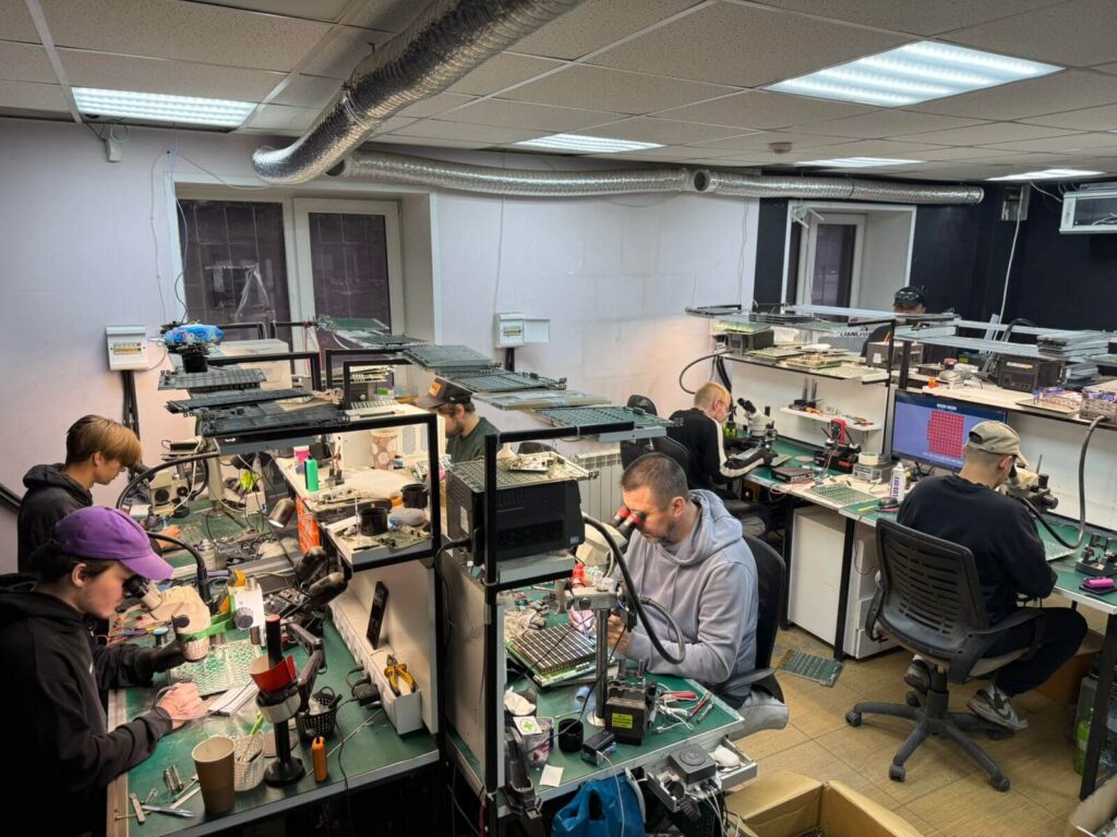 Сервисный центр Just-Rate и рабочие места инженеров